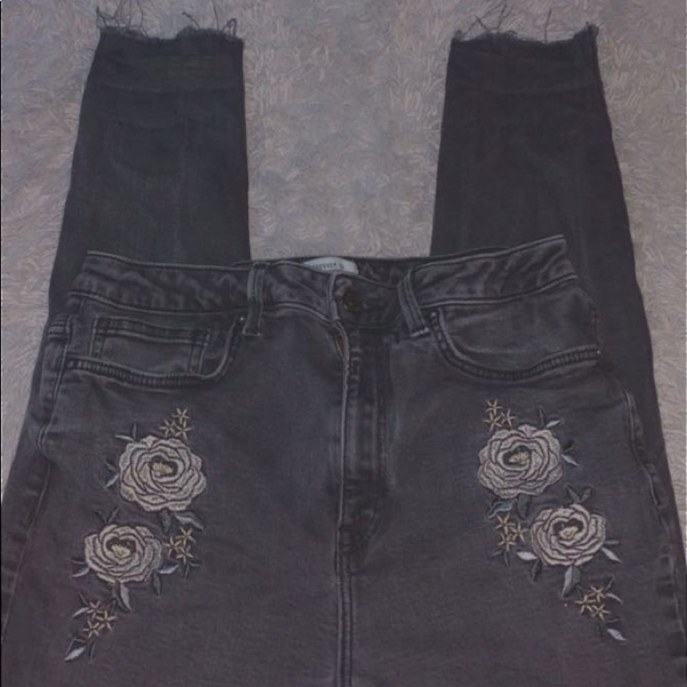 🖤FOREVER 21 grey jeans w/ flower embroidery 🌼